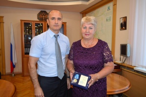 Мэр города вручил Н.С. Дерюгиной медаль «За успехи в развитии сферы услуг»